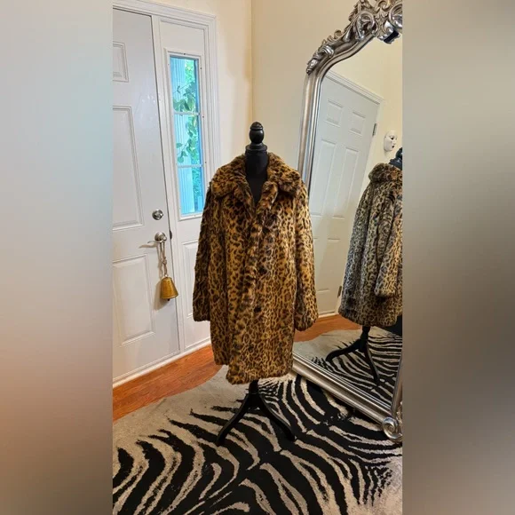 JCREW LEOPARD PRINT FAUX FUR COAT ♥︎
• 90’S VIBES • GRUNGE • VINTAGE • - Picture 4 of 10